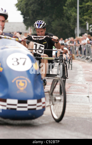 Die schrulligen jährliche Pedal Auto Grand Prix, statt jährlich abwechselnd in den Städten New Milton und Ringwood, Hampshire, England Stockfoto