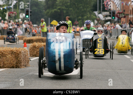 Die schrulligen jährliche Pedal Auto Grand Prix, statt jährlich abwechselnd in den Städten New Milton und Ringwood, Hampshire, England Stockfoto