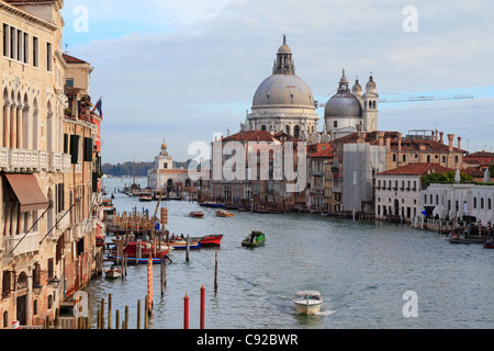 Der Canal Grande in Richtung Santa Maria Della Salute und die Dagana di Mare auf Dorsoduro von der Accademia-Brücke, Venedig, Italien, Europa. Stockfoto