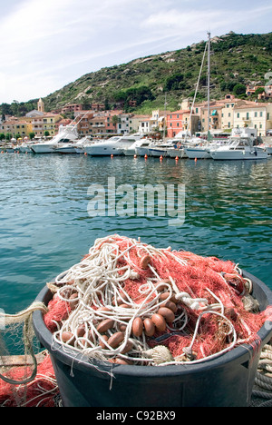 Italien, Toskana, Isola del Giglio, Angeln Netze und farbigen Häuser in Giglio Porto Stockfoto