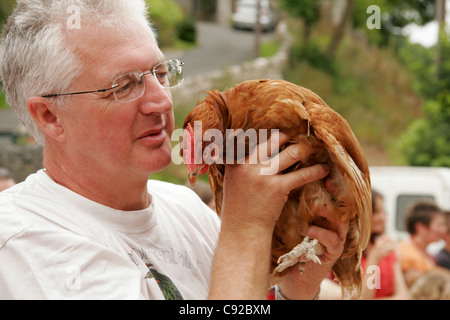 Die schrulligen jährliche Bonsall World Henne Meisterschaftsrennen, gehalten an der Gerste Mähen Pub in Bonsall, Derbyshire, England Stockfoto