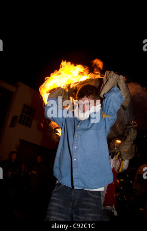 Das skurrile jährliche tragen die Flaming Tar Barrel, statt auf Bonfire Night in der kleinen Stadt schon St Mary, in Devon, England Stockfoto