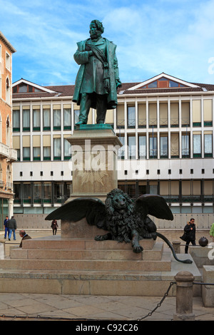 Die geflügelten Markuslöwen am Fuß der Statue von Daniele Manin auf Compo Manin, Venedig, Italien, Europa. Stockfoto