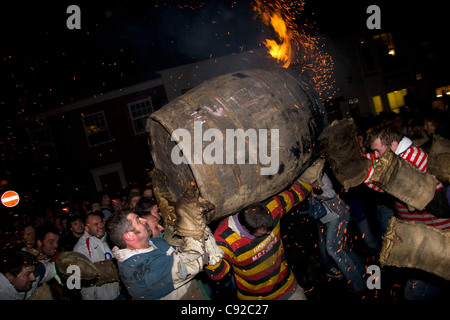 Das skurrile jährliche tragen die Flaming Tar Barrel, statt auf Bonfire Night in der kleinen Stadt schon St Mary, in Devon, England Stockfoto