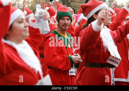 Die schrulligen jährlichen London Santa Run, statt am Anfang Dezember, im Battersea Park, London, England Stockfoto