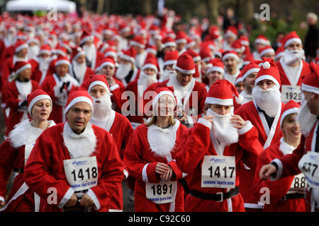 Die schrulligen jährlichen London Santa Run, statt am Anfang Dezember, im Battersea Park, London, England Stockfoto