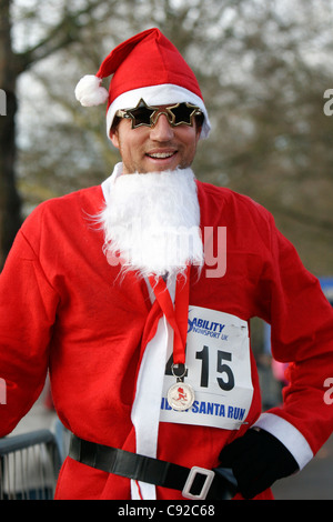 Die schrulligen jährlichen London Santa Run, statt am Anfang Dezember, im Battersea Park, London, England Stockfoto