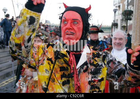 Der schrullige Jahresfeier Twelfth Night Spielen von The Lions Teilgruppe im Januar auf der Bankside, London, England Stockfoto