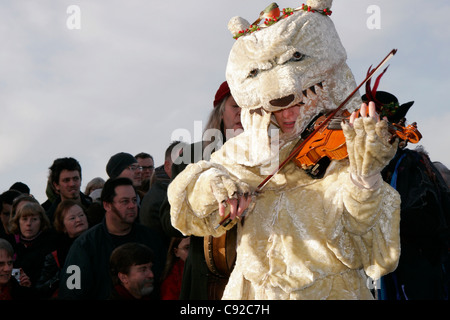 Der schrullige Jahresfeier Twelfth Night Spielen von The Lions Teilgruppe im Januar auf der Bankside, London, England Stockfoto