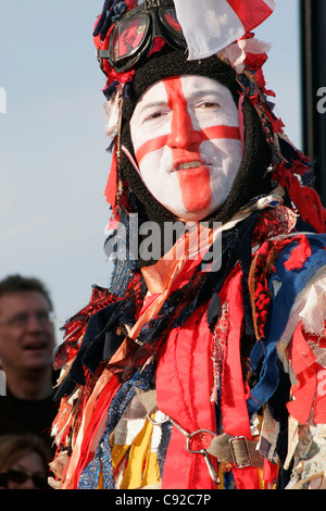 Der schrullige Jahresfeier Twelfth Night Spielen von The Lions Teilgruppe im Januar auf der Bankside, London, England Stockfoto