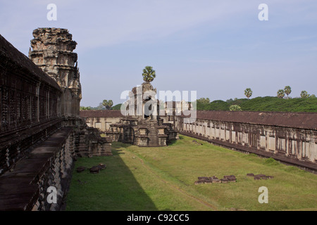 Eine der inneren konzentrischen Galerien von Angkor Wat Tempel-Komplex für König Suryavarman II im frühen 12. Jahrhundert erbaut Stockfoto