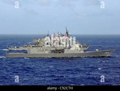 Pazifik (4. November 2011) JS Atago (DDG-177) segelt in Formation mit US-Marine und Japan Maritime Self Defense Force Schiffe während der jährlichen Übung 2011. Jährliche Übung ist ein Bi-lateralen Bereich-Übung entwickelt, um zu üben und bewerten die Koordinierungsverfahren und Interoperabilität elemen Stockfoto