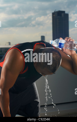 Läufer, gießt Wasser auf dem Kopf Stockfoto