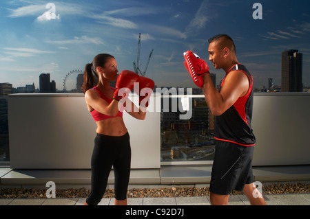 Boxer trainieren mit Trainer auf Dach Stockfoto