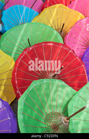 Handgeschöpftes Papier Sonnenschirme in Bo Sang, Thailand Stockfoto