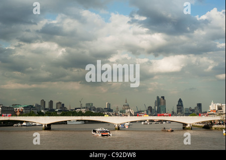 Waterloo Bridge ist eine Straße und Fuß Verkehr Brücke überquert den Fluss Themse in London zwischen Blackfriars Bridge und Hungerford Stockfoto