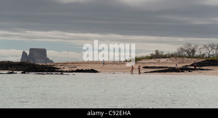 Touristen am Strand mit Kicker Rock im Hintergrund, San Cristobal Insel, Galapagos-Inseln, Ecuador Stockfoto