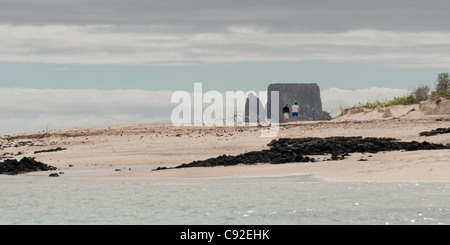 Touristen am Strand mit Kicker Rock im Hintergrund, San Cristobal Insel, Galapagos-Inseln, Ecuador Stockfoto