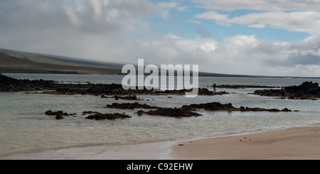 Touristen am Strand, Insel San Cristobal, Galapagos-Inseln, Ecuador Stockfoto