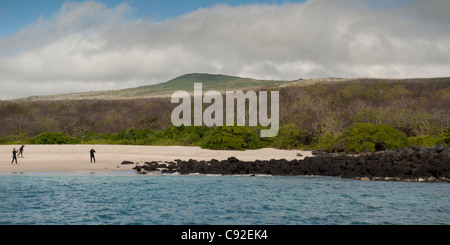 Touristen auf den Strand, Playa Ochoa, San Cristobal Insel, Galapagos-Inseln, Ecuador Stockfoto