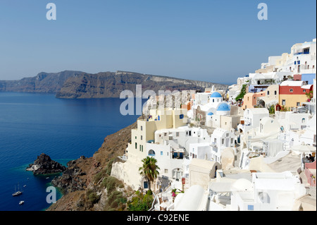 Caldera, blaues Meer und die Santorini Oia mit seinem Mix aus blauen Kuppelkirchen, weiß getünchten Häusern und Pastell-Farben Stockfoto