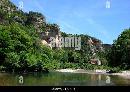 Das Chateau De La Caze ist eine traditionelle 15. Jahrhundert Burg, die von der Seite des Flusses Tarn in der Gorges du Tarn sitzt. Stockfoto