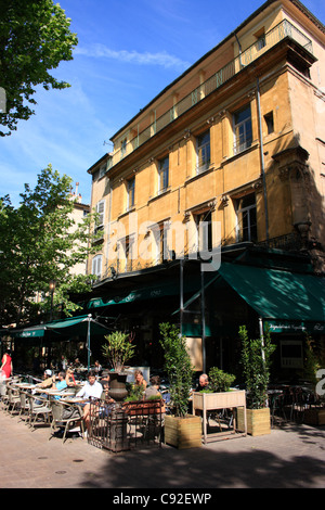 Aix ist berühmt für seine schöne Architektur. Der Cours Mirabeau hat viele Open-Air-Cafés entlang der Breite Straße. Stockfoto