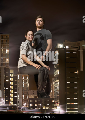 Übergroße paar sitzt an Gebäuden Stockfoto