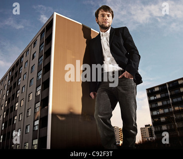 Übergroßen Mann stützte sich auf Gebäude Stockfoto