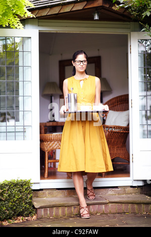 Frau mit Schale im Innenhof Stockfoto