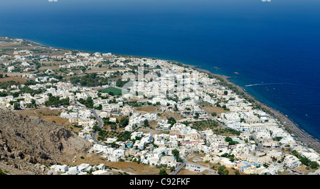 Santorini. Cyclades. Griechenland. Luftbild vom Gipfel des Mt Profitis Ilias mit schwarzem Sand beach Resort Stadt von Kamari. Stockfoto