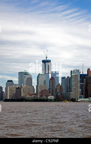 Blick von Süd-Westseite von lower Manhattan aus schlammigen New York Harbor Ergebnis des Abflusses aus Upstate nach Hurrikan Irene Stockfoto