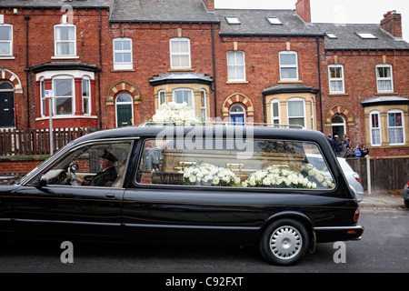 LEEDS, UK, 11.09.2011 13:45 gold farbigen Sarg der Sir Jimmy Savile seinem Elternhaus übergibt 22 Consort Terrasse Woodhouse Leeds vor einer Beerdigung am St Anne Kathedrale, Leeds. Sir Jimmy, eine beliebte Sender und Nächstenliebe Arbeiter, starb in seinem Haus in Roundhay, Leeds, am 29. Oktober, er war 84. Stockfoto