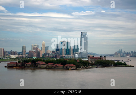 Ellis Island und schlammigen Zusammenfluss des Hudson River und New Yorker Hafen von Abfluss Folgen von Hurrikan Irene (28. August 2011) Stockfoto