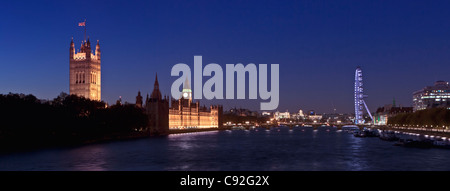 Panoramablick über den Fluss Themse in der Nacht, London, England