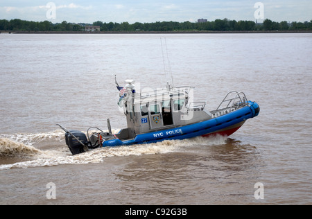 New York Harbor Polizeistreife "SAFE" Boot mit zwei schnellen und leistungsstarken 4-Takt Außenbordmotoren Stockfoto