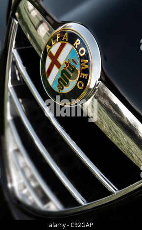 Alfa Romeo 159 Kühlergrill und Logo-Plakette Stockfoto