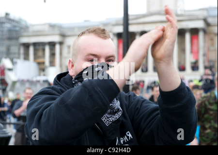 London, UK. 9. November 2011. Ein maskierter Demonstrant am Trafalgar Square als Demonstranten beginnen eine Besetzung unter Nelsonsäule während ein Student Marsch durch London. Der Student März hieß aus Protest gegen eine Erhöhung der Studiengebühren und Regierung Budgetkürzungen. Stockfoto