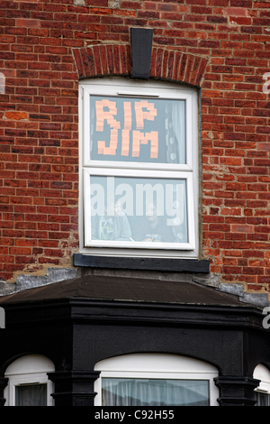 LEEDS, UK, 11.09.2011 A Hommage an Sir Jimmy Savile in das Fenster eines Hauses in Consort Terrasse, Woodhouse, Leeds, wo Sir Jimmy seine Kindheit verbrachte. Der Trauerzug weitergegeben Consort-Terrasse auf dem Weg zur Beerdigung am St Anne Kathedrale, Leeds. Stockfoto