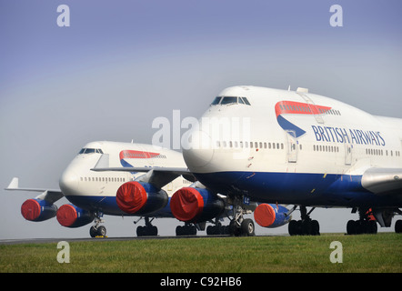 Zwei British Airways Boeing 747-Passagierjets mit Motor deckt geparkten bei Cardiff Airport UK März 2009 Stockfoto