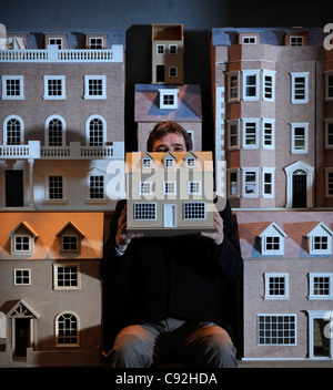 Ein Miniatur-Enthusiasten mit seinen georgianischen Stil Puppenhäuser an der Miniatur Modellierung Schau der NEC, Birmingham Stockfoto