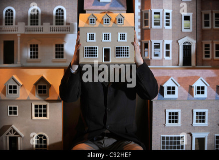 Ein Miniatur-Enthusiasten mit seinen georgianischen Stil Puppenhäuser an der Miniatur Modellierung Schau der NEC, Birmingham Stockfoto