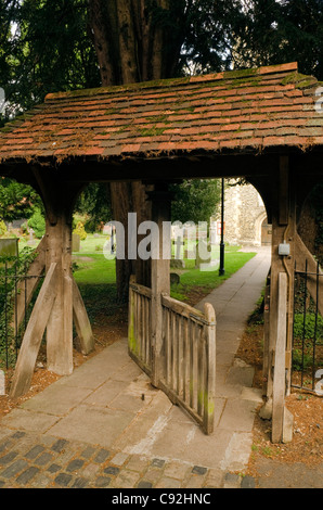 Ein Lynch Tor überdachte Gateway zu der Pfarrei Kirche von Chalfont St Giles Bucks UK Stockfoto