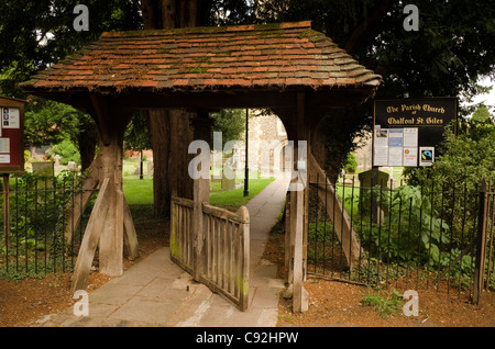 Ein Lynch Tor überdachte Gateway zu der Pfarrei Kirche von Chalfont St Giles Bucks UK Stockfoto