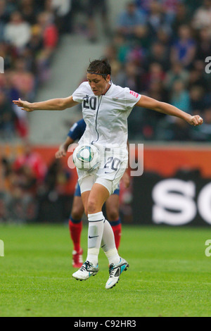 Abby Wambach der Vereinigten Staaten fallen den Ball während einer 2011 FIFA Frauen WM Halbfinale Fußball-Spiel gegen Frankreich. Stockfoto