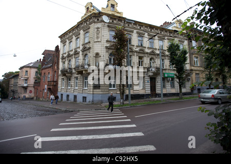 Mann geht über die Straße in der Nähe von St George Cathedral, Lv'v, Ukraine Stockfoto