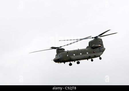 Chinook HC2 Hubschrauber der Royal Air Force tun Flugvorführungen am Royal International Air Tattoo an RAF Fairford Stockfoto