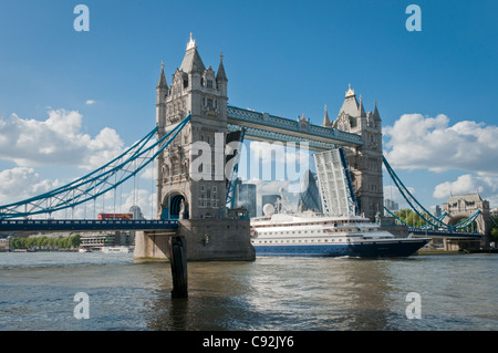 Tower Bridge steht offen wie das Kreuzfahrtschiff Sea Dream ich durchläuft es Stockfoto