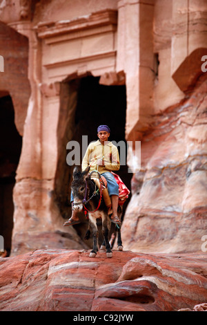 Porträt eines jungen Beduinen Reiten einen Esel, Petra, Jordanien. Stockfoto