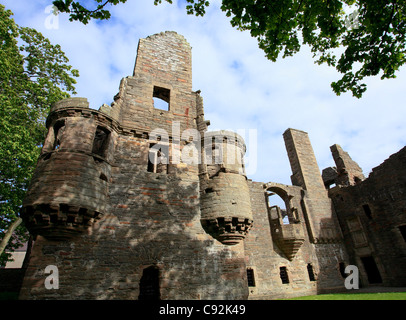 Die Ruinen von The Earl Palast sind in der Nähe von St. Magnus Cathedral im Zentrum von Kirkwall, dem Hauptort auf Orkney. Stockfoto